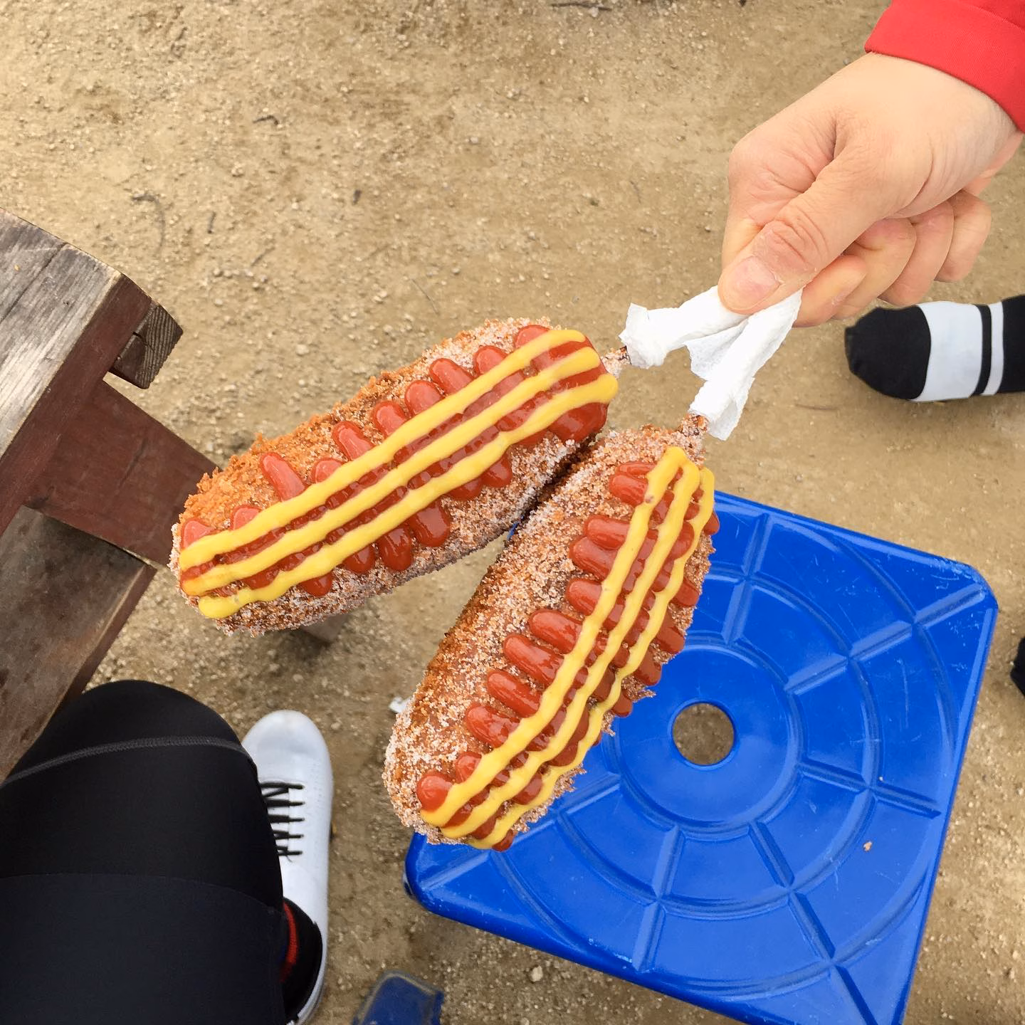 인영이덕에 연핫도그도 먹어보네