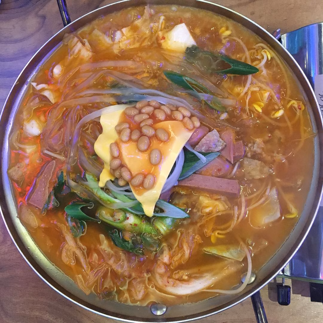 보기와는 다른 맛 없는 부대찌개