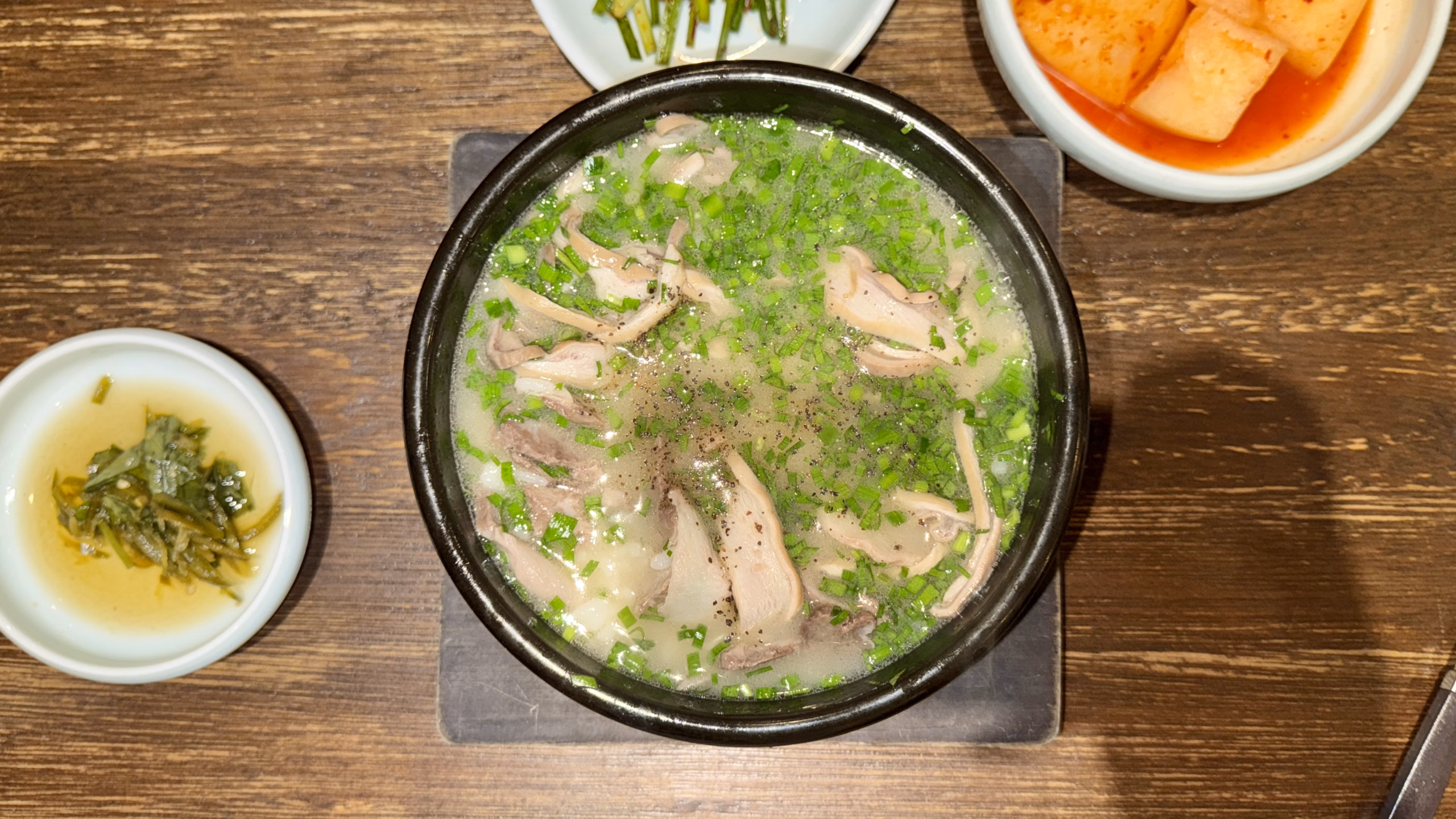 부산의 아침은 돼지국밥이지