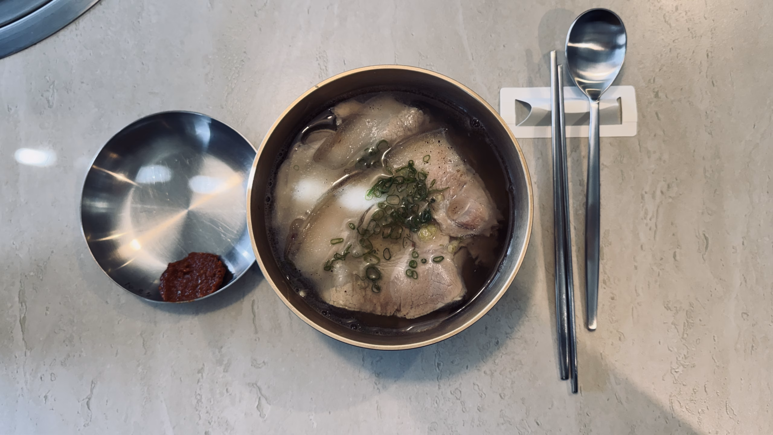 옥동식 곰탕 먹으러 왔다.